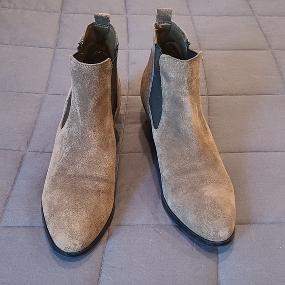 MARC FISHER Olive green/gray suede Chelsea boots - Picture 4 of 8